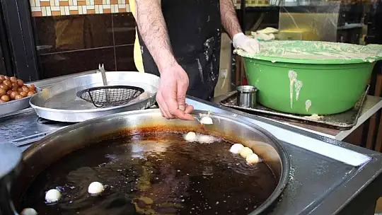 Elazığ'da Ramazan ayının vazgeçilmez tatlısı lokma, iftarda sofraları süslüyor