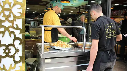 Elazığ'da Ramazan ayının vazgeçilmez tatlısı lokma, iftarda sofraları süslüyor