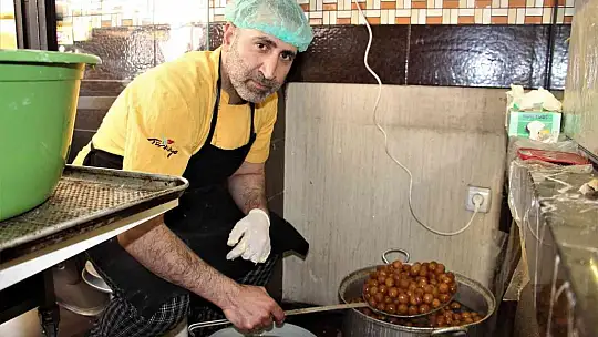 Elazığ'da Ramazan ayının vazgeçilmez tatlısı lokma, iftarda sofraları süslüyor