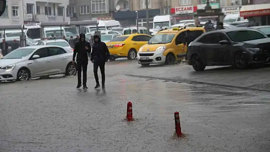 Elazığ'da sağanak yağış etkisini yeniden gösterdi
