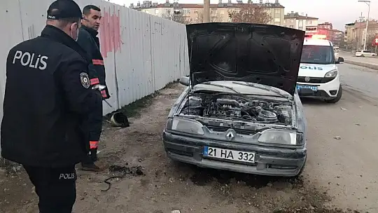 Elazığ'da seyir halindeki araç alev aldı, diğer sürücüler müdahale etti