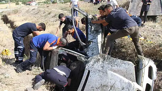 Elazığ'da trafik kazası: Ekipler sıkışan yaralı için seferber oldu