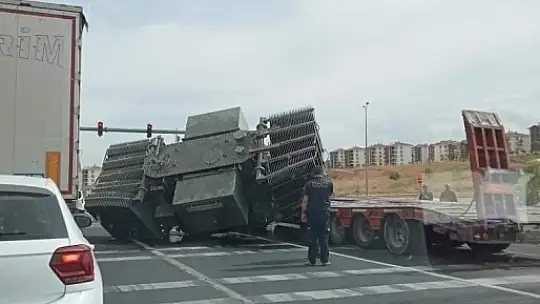Elazığ'da trafo yüklü tır yan yattı