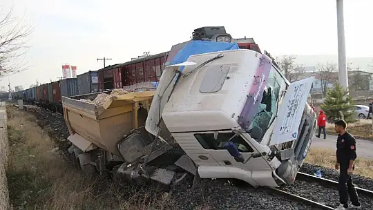 Elazığ'da tren, çarptığı tırı 100 metre sürükledi: 5 yaralı