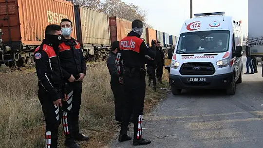Elazığ'da tren, çarptığı tırı 100 metre sürükledi: 5 yaralı