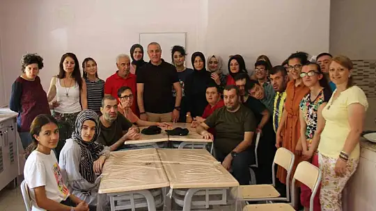 Elazığ'da usta kuaförler, özel çocukların bakımlarını yaptı