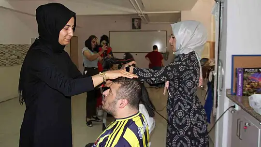 Elazığ'da usta kuaförler, özel çocukların bakımlarını yaptı