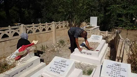 Elazığ'da vatandaşlar arife günü mezarlıklara akın etti