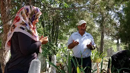 Elazığ'da vatandaşlar arife günü mezarlıklara akın etti