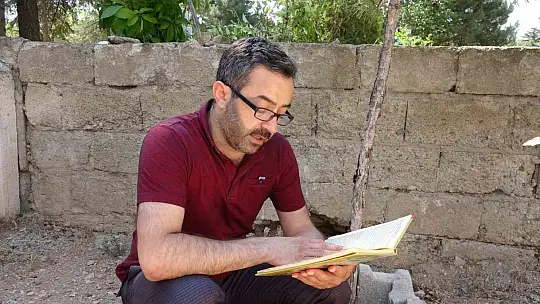 Elazığ'da vatandaşlar arife günü mezarlıklara akın etti