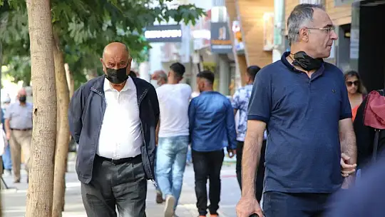 Elazığ'da vatandaşlar korona virüs tedbirlerini unuttu, maskeler çene altına indi