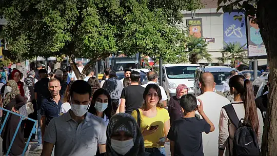 Elazığ'da vatandaşlar korona virüs tedbirlerini unuttu, maskeler çene altına indi