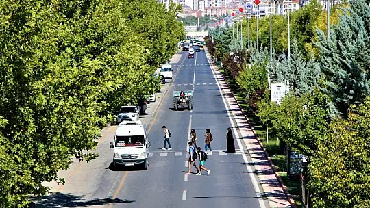Elazığ'da vatandaşlar korona virüs tedbirlerini unuttu, maskeler çene altına indi