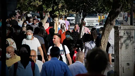 Elazığ'da vatandaşlar korona virüs tedbirlerini unuttu, maskeler çene altına indi
