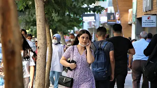 Elazığ'da vatandaşlar korona virüs tedbirlerini unuttu, maskeler çene altına indi
