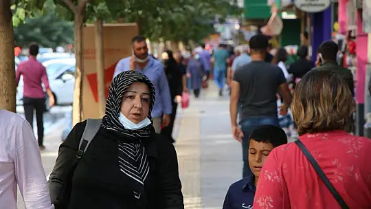 Elazığ'da vatandaşlar korona virüs tedbirlerini unuttu, maskeler çene altına indi