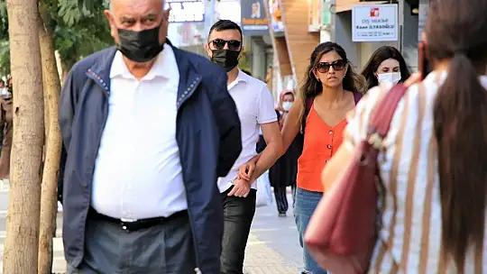 Elazığ'da vatandaşlar korona virüs tedbirlerini unuttu, maskeler çene altına indi