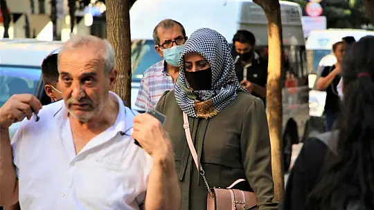 Elazığ'da vatandaşlar korona virüs tedbirlerini unuttu, maskeler çene altına indi
