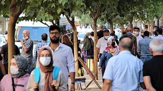 Elazığ'da vatandaşlar korona virüs tedbirlerini unuttu, maskeler çene altına indi