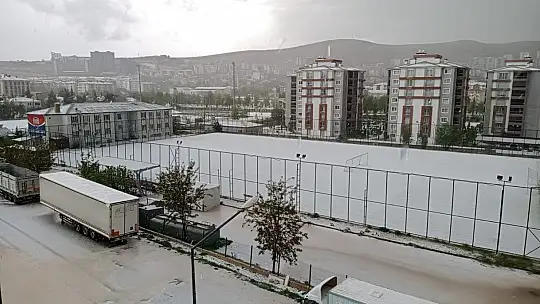 Elazığ'da yağmur ve dolu hayatı felç etti
