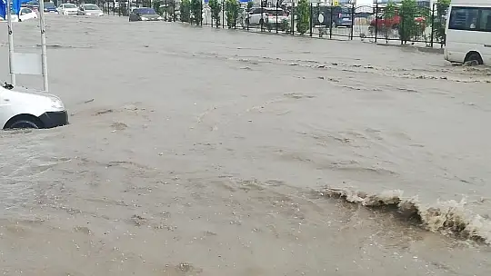 Elazığ'da yağmur ve dolu hayatı felç etti