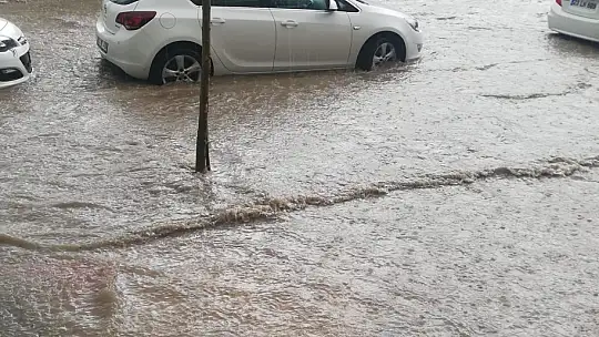 Elazığ'da yağmur ve dolu hayatı felç etti