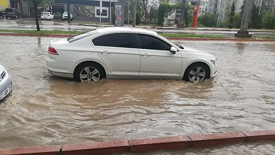 Elazığ'da yağmur ve dolu hayatı felç etti