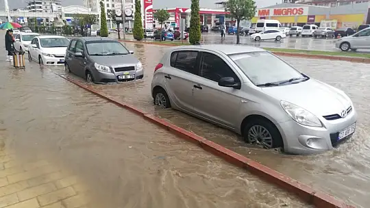 Elazığ'da yağmur ve dolu hayatı felç etti