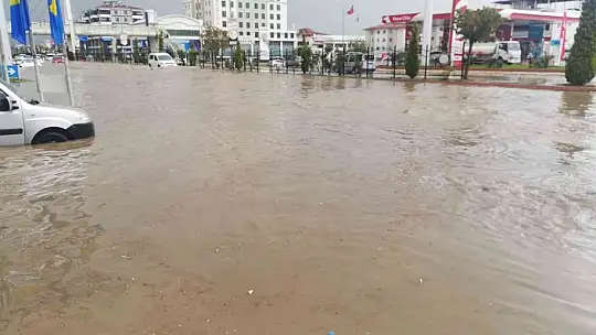 Elazığ'da yağmur ve dolu hayatı felç etti
