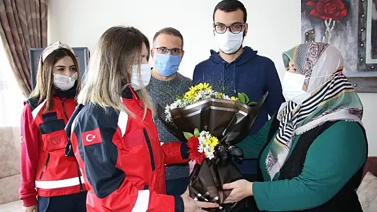 Elazığ depreminin simge isimlerinden Azize Çelik'i, ilk müdahaleyi yapan ekip ziyaret etti