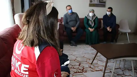 Elazığ depreminin simge isimlerinden Azize Çelik'i, ilk müdahaleyi yapan ekip ziyaret etti