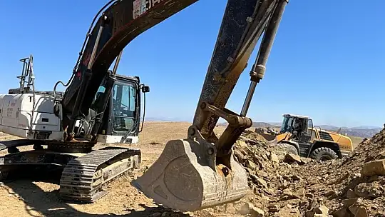 Elazığ İl Özel İdaresi ekiplerinden yol bakım ve genişletme çalışmaları