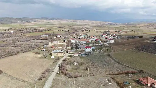 Elazığ'ın ilk kadın muhtarıydı, koltuğu eşinden devraldı, köyün Emine ablası oldu