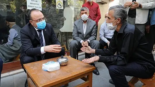 Elazığ Valisi, iş talebinde bulunan genç adama sigarayı bıraktırdı