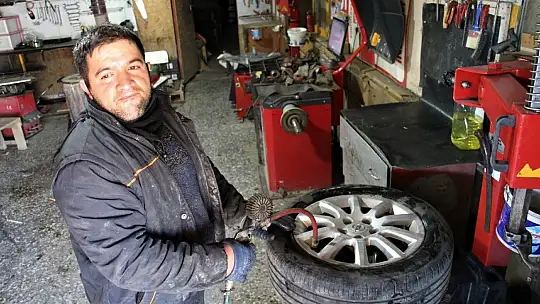 Engellerini aştı, hem kendi parasını kazanıyor hem de usta oldu