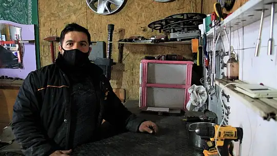 Engellerini aştı, hem kendi parasını kazanıyor hem de usta oldu