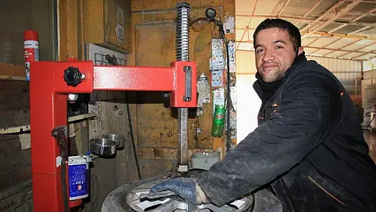 Engellerini aştı, hem kendi parasını kazanıyor hem de usta oldu