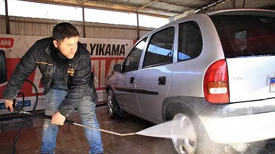 Engellerini aştı, hem kendi parasını kazanıyor hem de usta oldu