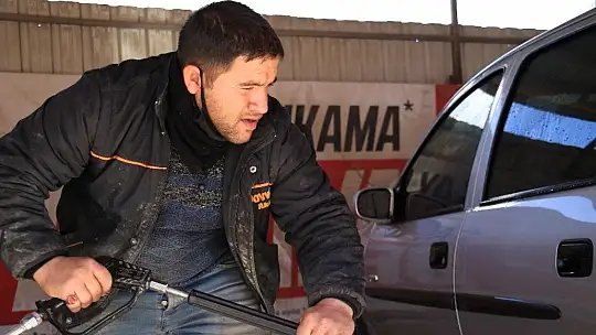 Engellerini aştı, hem kendi parasını kazanıyor hem de usta oldu