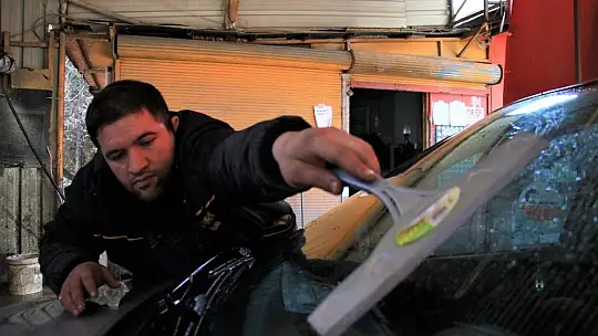 Engellerini aştı, hem kendi parasını kazanıyor hem de usta oldu