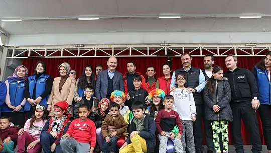 Bakan Soylu Geçici Konaklama Merkezini ziyaret etti