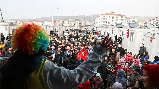 Bakan Soylu Geçici Konaklama Merkezini ziyaret etti