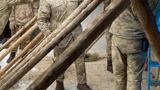 Evinde mahsur kalan 88 yaşındaki Elif ninenin yardımına jandarma komando koştu