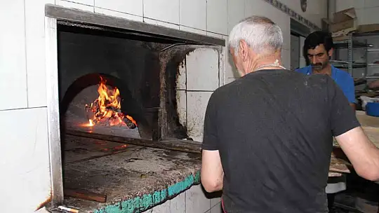 Fırıncıların sıcakta ekmek mücadelesi: Dışarısı 40, içerisi 100 derece