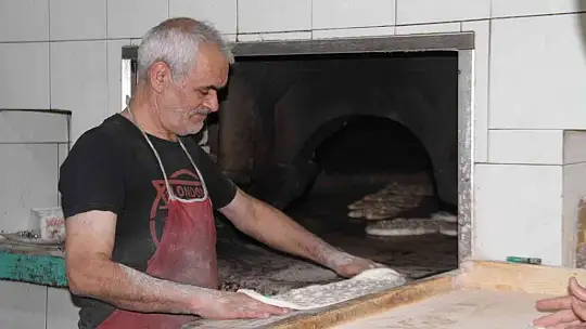 Fırıncıların sıcakta ekmek mücadelesi: Dışarısı 40, içerisi 100 derece