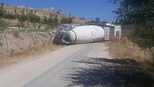 Freni boşalan beton mikseri devrildi, yol trafiğe kapandı