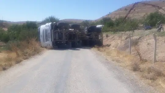 Freni boşalan beton mikseri devrildi, yol trafiğe kapandı