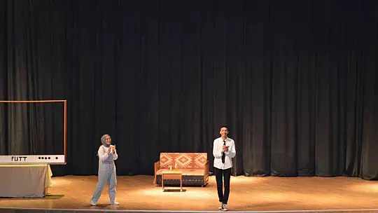 FÜ'de 'Yolumuzu Bulalım' oyunu sergilendi
