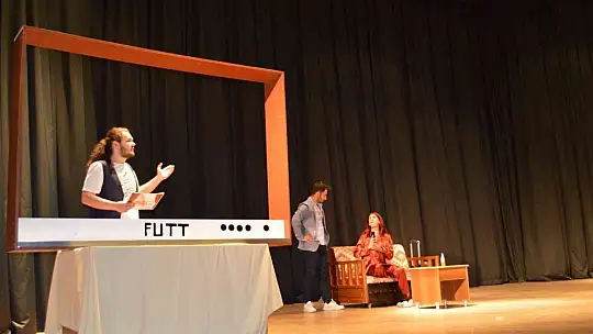 FÜ'de 'Yolumuzu Bulalım' oyunu sergilendi