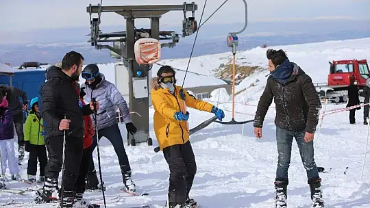 Göl manzaralı Hazar Baba Dağı'nda kayak keyfi başladı